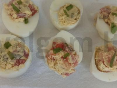 Kiaušiniai, įdaryti dešra ir pomidorais pagrindine nuotrauka