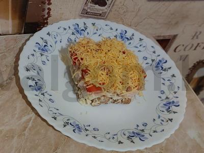 Vištienos ir sausainių salotos pagrindine nuotrauka