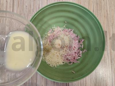 Karšti sumuštiniai su dešra, pomidoru ir sūriu orkaitėje Žingsnis 3