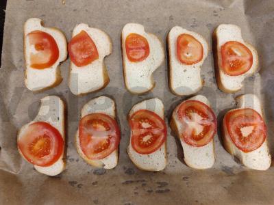 Karšti sumuštiniai su dešra, pomidoru ir sūriu orkaitėje Žingsnis 6