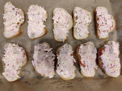 Karšti sumuštiniai su dešra, pomidoru ir sūriu orkaitėje Žingsnis 7