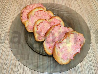 Karšti sumuštiniai su dešra, pomidoru ir sūriu orkaitėje Žingsnis 8