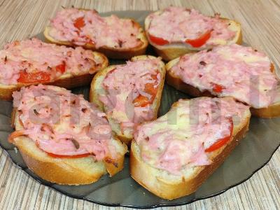 Karšti sumuštiniai su dešra, pomidoru ir sūriu orkaitėje pagrindine nuotrauka