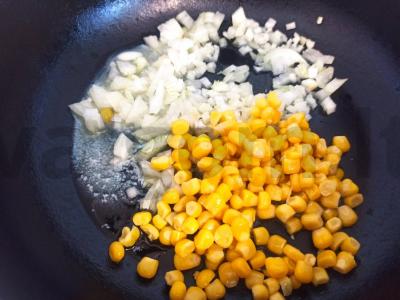 Kvapnus ryžiai su konservuotais kukurūzais ir svogūnais Žingsnis 2