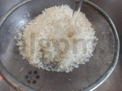 Kvapnus ryžiai su konservuotais kukurūzais ir svogūnais Žingsnis 3