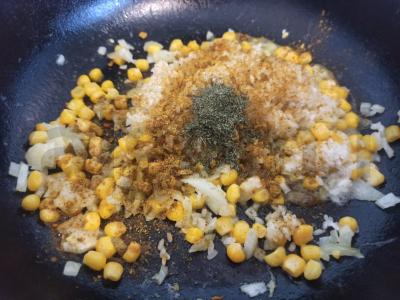 Kvapnus ryžiai su konservuotais kukurūzais ir svogūnais Žingsnis 4