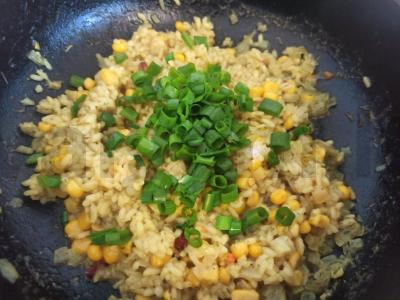 Kvapnus ryžiai su konservuotais kukurūzais ir svogūnais Žingsnis 7