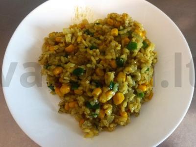 Kvapnus ryžiai su konservuotais kukurūzais ir svogūnais pagrindine nuotrauka