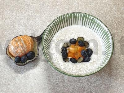 Kukurūzų košė su mėlynėmis ir mandarinų pagrindine nuotrauka