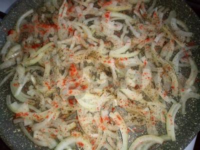 Makaronai su kiaušinių ir svogūnų omletu bei paprika Žingsnis 1