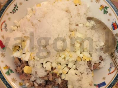 Konservuotų sardinų salotas su ryžiais ir majonezu Žingsnis 4