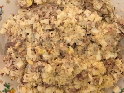 Konservuotų sardinų salotas su ryžiais ir majonezu pagrindine nuotrauka