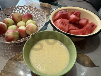 Kukurūzų košė su pienu pusryčiams pagrindine nuotrauka