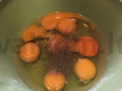 Omletas su paprika ir virtos-rūkyta dešra Žingsnis 1