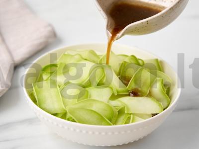 Marinuoti cukinijos su sezamu Žingsnis 4