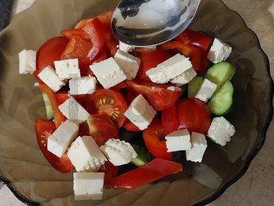 Patingėliškas graikiškas salotas su fetos sūriu Žingsnis 3