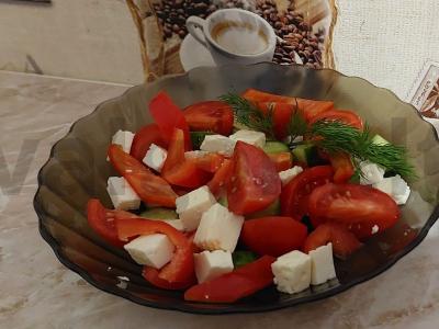 Patingėliškas graikiškas salotas su fetos sūriu pagrindine nuotrauka