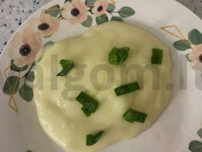 Bulvių košė su žaliu svogūnu pagrindine nuotrauka