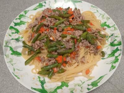 Makaronai su daržovėmis ir kalakutienos faršu pagrindine nuotrauka