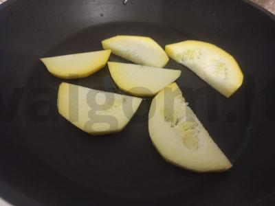 Užkandis su keptu cukiniju ir aštriu padažu ant trapučių Žingsnis 1