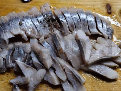 Silkė po šubė su šviežiais žalumynais Žingsnis 3