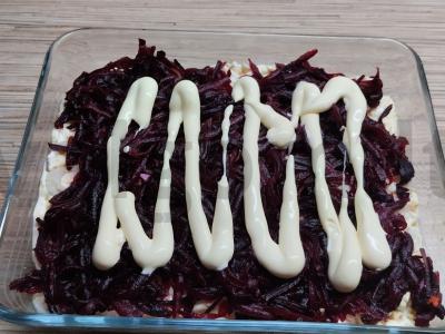 Silkė po šubė su šviežiais žalumynais Žingsnis 10