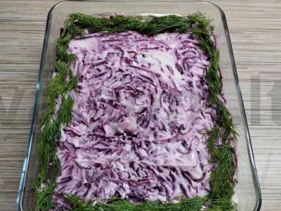 Silkė po šubė su šviežiais žalumynais pagrindine nuotrauka