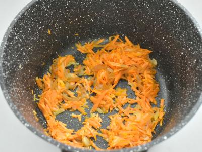 Ryžiai su troškiniu ir daržovėmis vakarienei Žingsnis 1