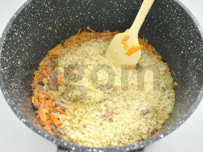 Ryžiai su troškiniu ir daržovėmis vakarienei Žingsnis 3