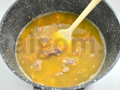 Ryžiai su troškiniu ir daržovėmis vakarienei Žingsnis 5