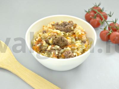 Ryžiai su troškiniu ir daržovėmis vakarienei pagrindine nuotrauka