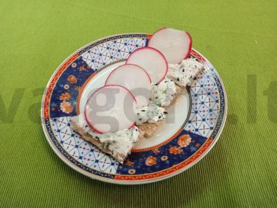 Užkandis ant krekerių pusryčiams pagrindine nuotrauka