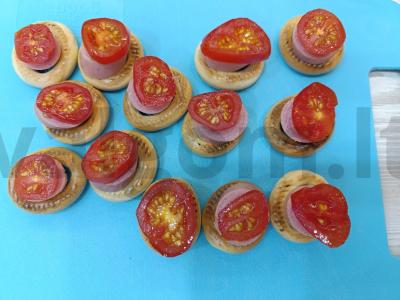 Užkandis iš dešrelių ir sūrio ant sausainių Žingsnis 2