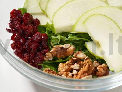 Salotas su džiovintomis spanguolėmis ir obuoliais Žingsnis 3