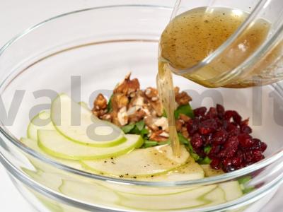 Salotas su džiovintomis spanguolėmis ir obuoliais Žingsnis 4