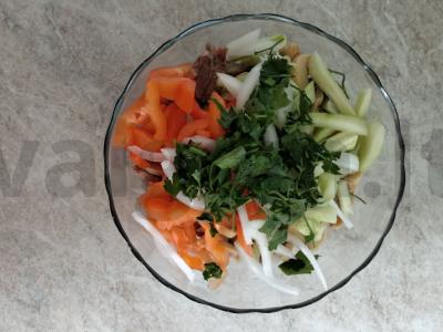 Salotos su jautienos liežuviu, daržovėmis ir marinuotais grybais Žingsnis 6