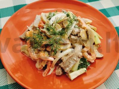 Salotos su jautienos liežuviu, daržovėmis ir marinuotais grybais pagrindine nuotrauka