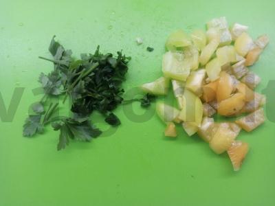 Padažas su paprikomis ir petražolėmis ant krienų ir grietinės Žingsnis 1