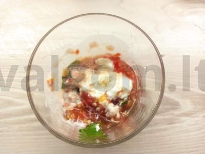 Padažas su paprikomis ir petražolėmis ant krienų ir grietinės Žingsnis 2