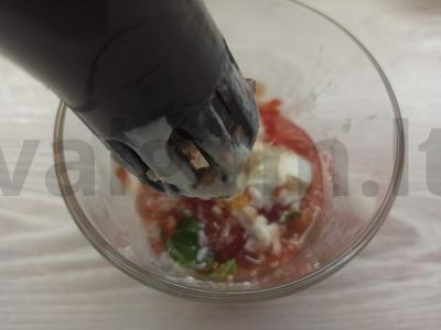 Padažas su paprikomis ir petražolėmis ant krienų ir grietinės Žingsnis 3