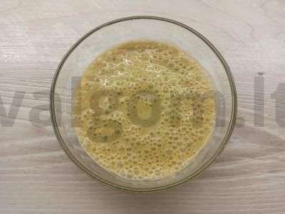 Padažas su paprikomis ir petražolėmis ant krienų ir grietinės pagrindine nuotrauka