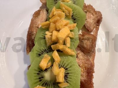 Brusketa su džiovintais bananais ir mangais desertui pagrindine nuotrauka