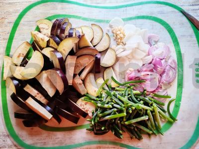 Vištienos šlaunelės su daržovėmis ir itališkais prieskoniais orkaitėje Žingsnis 1