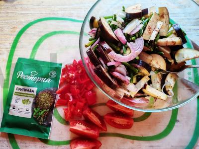 Vištienos šlaunelės su daržovėmis ir itališkais prieskoniais orkaitėje Žingsnis 3