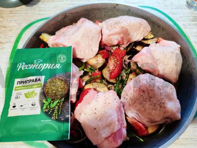 Vištienos šlaunelės su daržovėmis ir itališkais prieskoniais orkaitėje Žingsnis 5