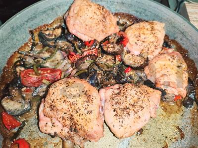 Vištienos šlaunelės su daržovėmis ir itališkais prieskoniais orkaitėje Žingsnis 6