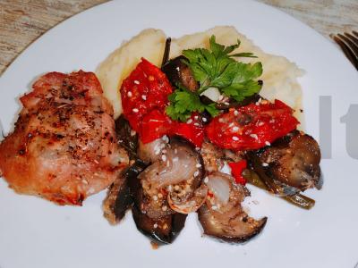 Vištienos šlaunelės su daržovėmis ir itališkais prieskoniais orkaitėje pagrindine nuotrauka