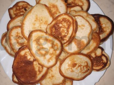 Purūs blynai su rūgpieniu pagrindine nuotrauka