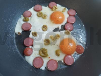 Kiaušinienė su dešrelėmis ir alyvuogėmis Žingsnis 3