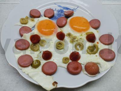 Kiaušinienė su dešrelėmis ir alyvuogėmis pagrindine nuotrauka